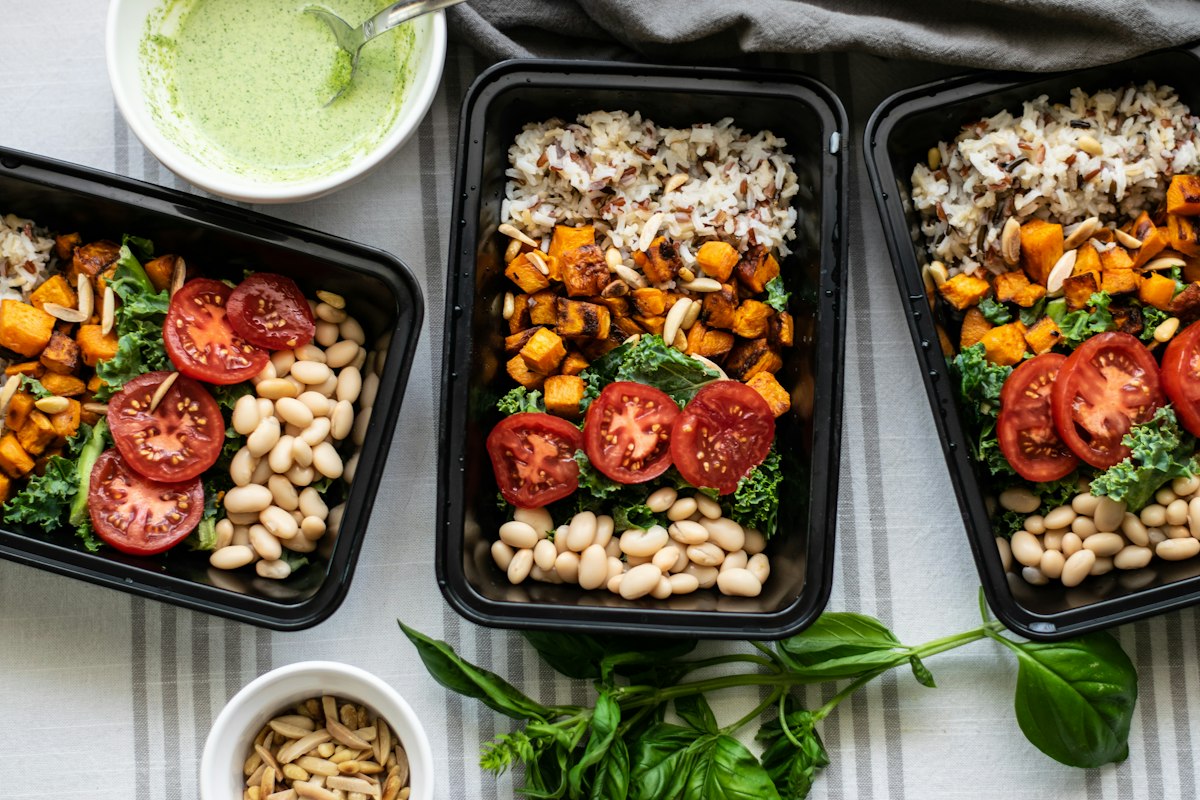Salatka w pojemniku hermetycznym